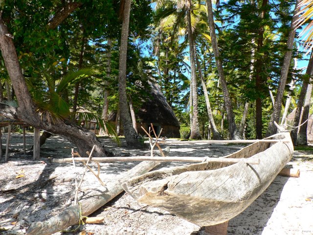 89- Pirogue traditionnelle devant les cases 